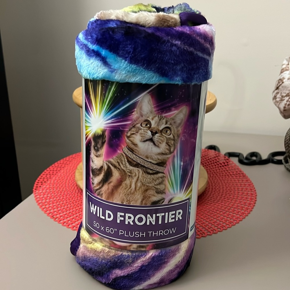Super soft and plushy colorful cat blanket - Picture 2 of 4